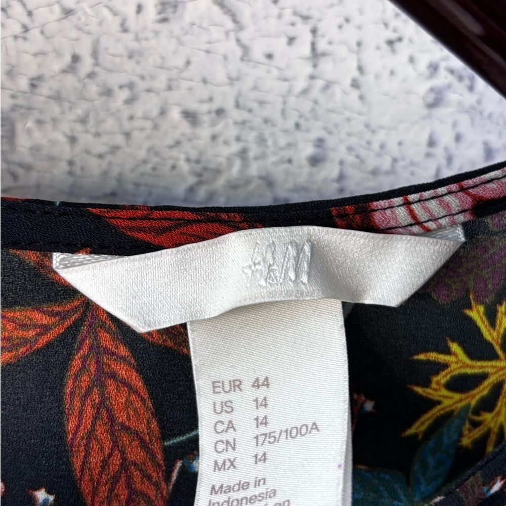 H&M Multicolor Leaf Pattern Top - Picture 2 of 6